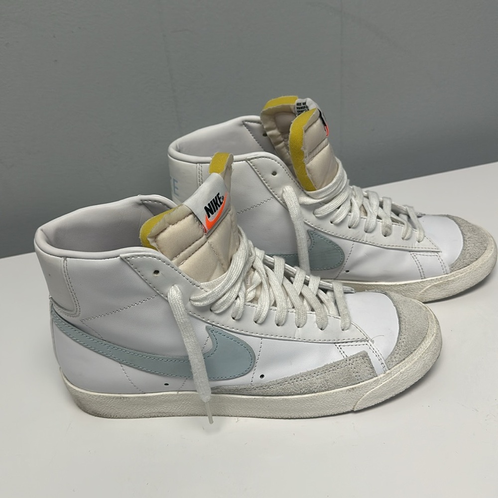 Men’s white with light blue Nike swoosh worn 4 times in perfect shape